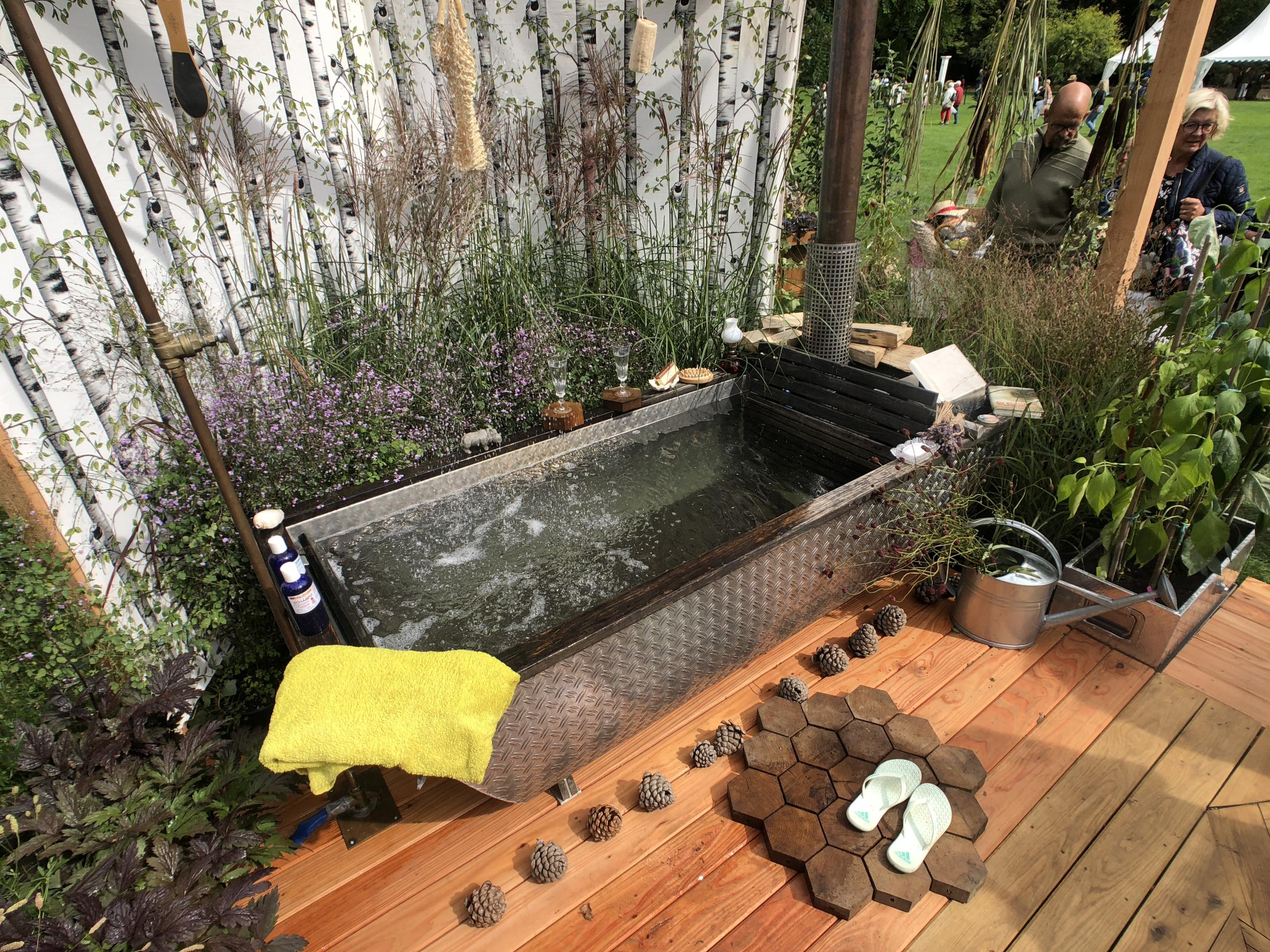badkar i trädgården