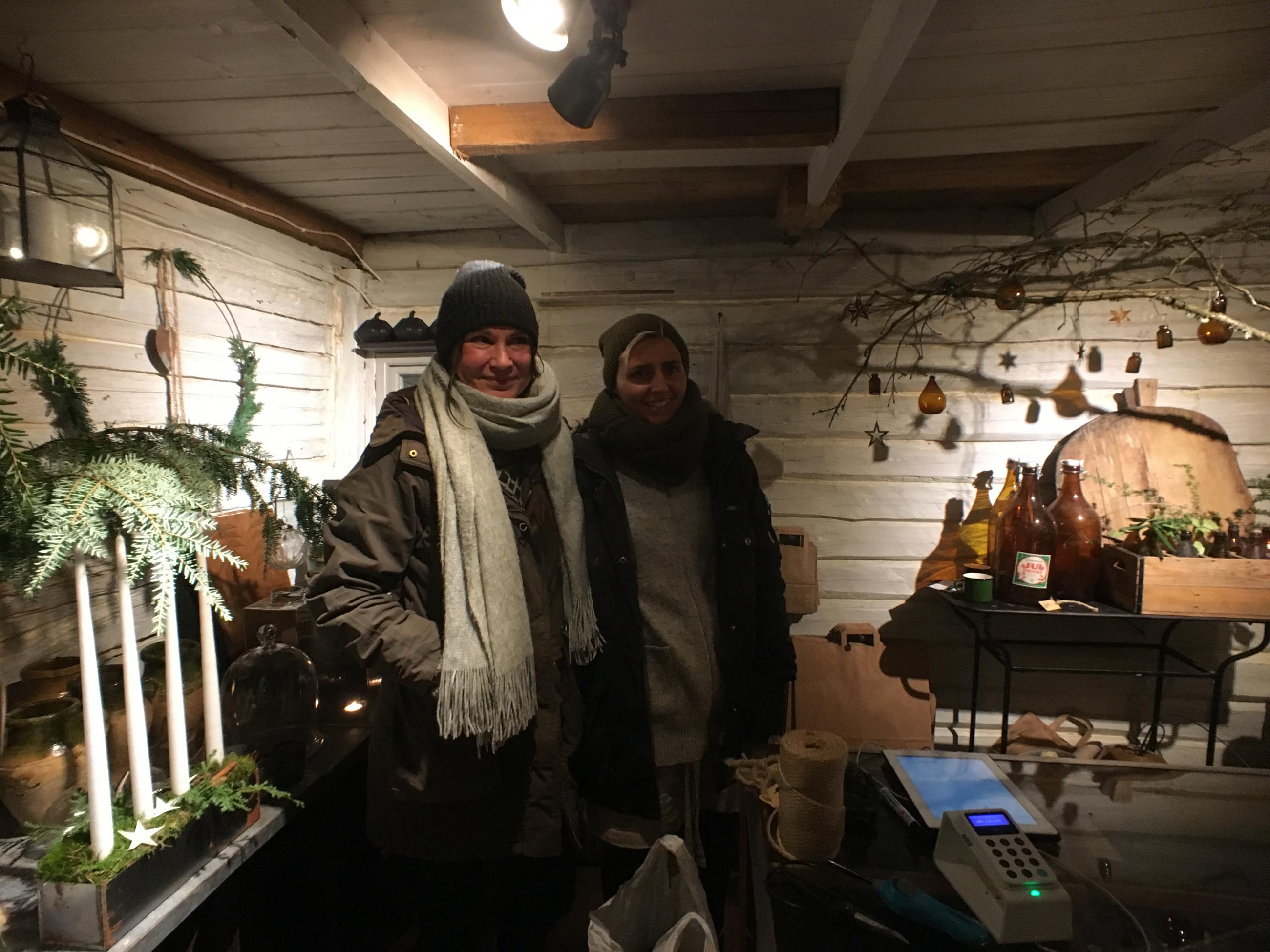 Marie och Viktoria i butiken på Jul på Håkesgård