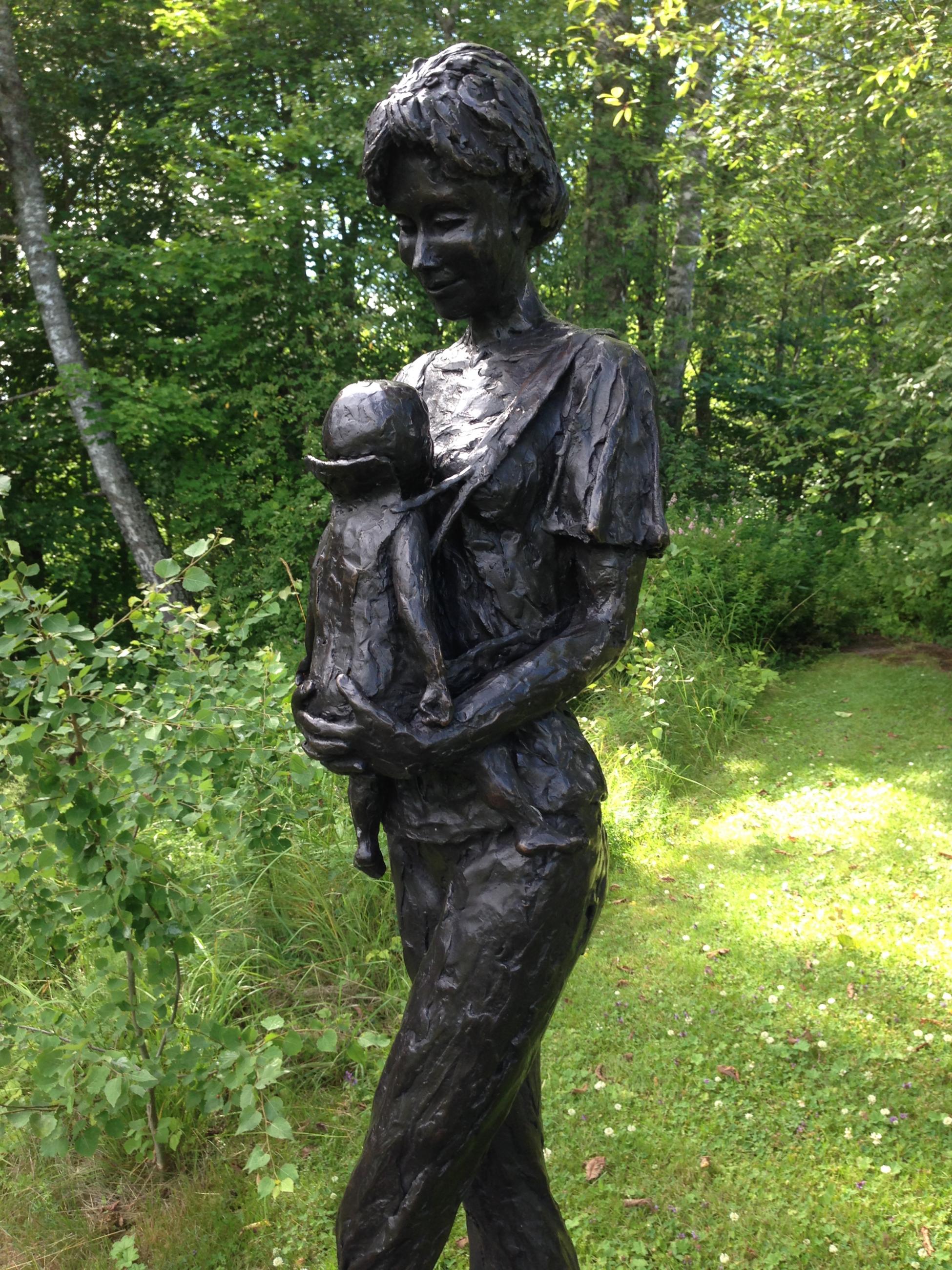Staty kvinna med ett barn